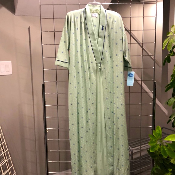Women’s Short Sleeve Bathrobe(Missing belt) - Picture 1 of 6